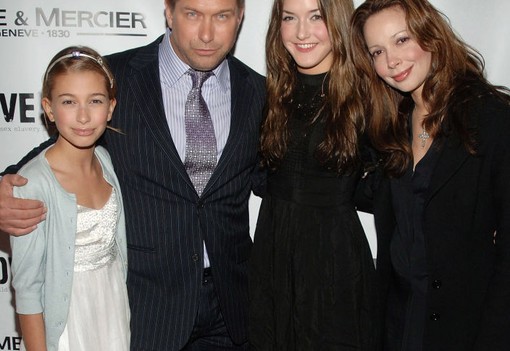 Elakad a szavunk: Így nézett ki Hailey Bieber, amikor életében először vonult végig a vörös szőnyegen