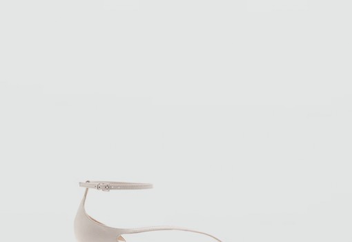 A csendes luxus jegyében megérkezett az év szandálja: vagy szeretni, vagy gyűlölni fogod, átmenet nem létezik