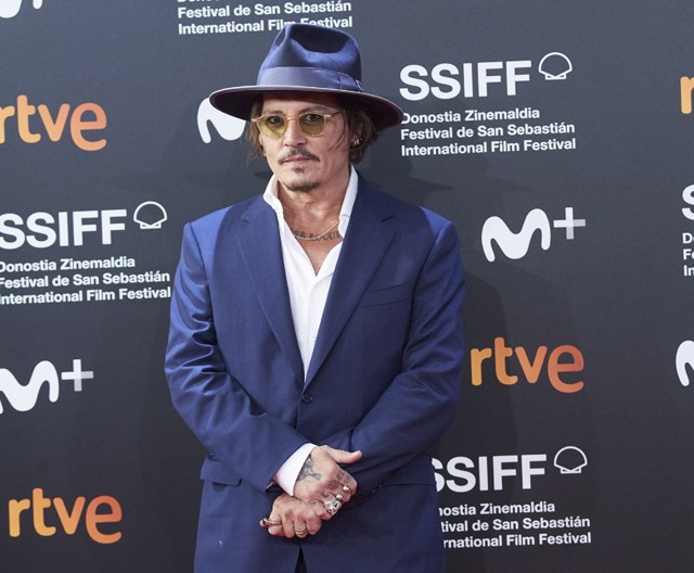 Mindeközben Johnny Depp minden női szívet megdobogtatott a vörös szőnyegen