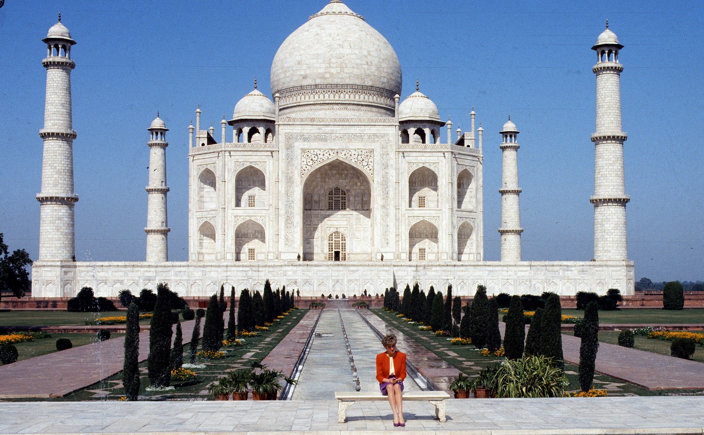 Diana hercegné a Taj Mahal előtt: 1992-ben hivatalos látogatást tett Indiában. Még ebben az évben bejelentették szakításukat Károly királlyal. 