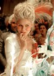 És ha már romantika, Kirsten Dunst Marie Antoinette-jének feltupírozott hajkölteményeit a filmből a valóságban természetesen senki nem utánozta, de a hétköznapiasított változatai nagyon kedveltek voltak a 2000-es évek végén.