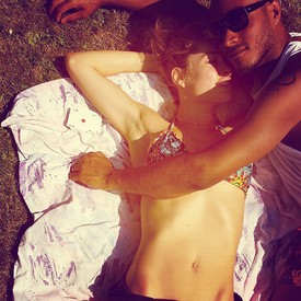 Doutzen Kroes férfjével, Sunnery Jonesszal sütkéreznek.