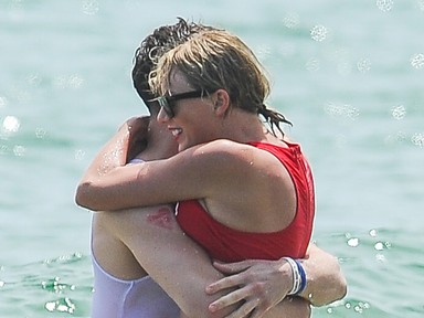 Piros bikiniben romantikázott Taylor Swift