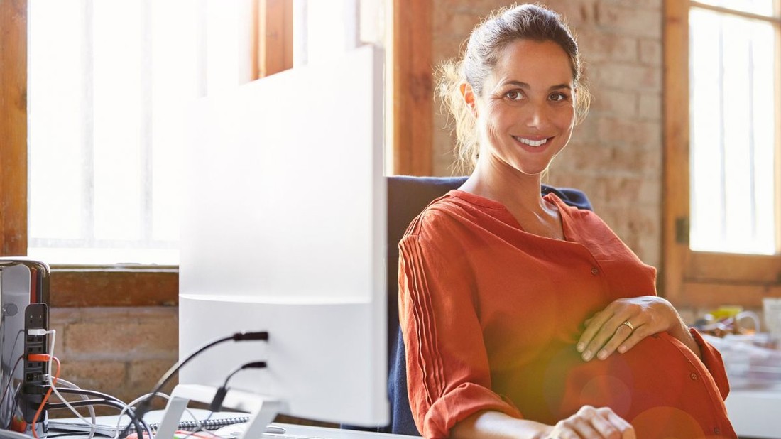 A munkavállaló nők egyik legnagyobb kihívása, amikor áldott állapotukról kell beszámolniuk a főnöküknek