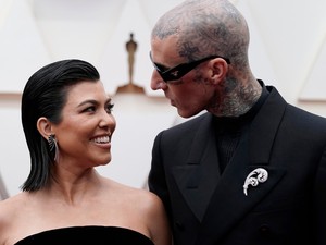 Minden titkot kifecsegett Kourtney Kardashian szüléséről Travis Barker