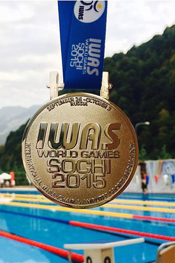 Fanni a Facebookon meg is mutatta az érmet