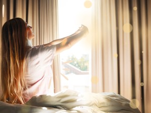 Sötétítő függöny vagy redőny? Nem mindegy, melyiket használod: akár az Alzheimer-kór esélyét is csökkentheted vele