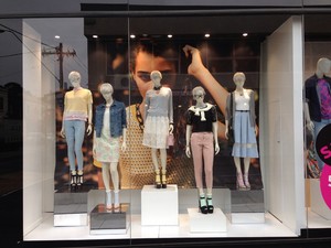 A 15 éves lánynak elege lett a csontsovány próbababákból