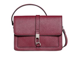 Ha nem vagy hátizsákos típus, válassz a bordó kiegészítők közül, most nagyon sokat találsz belőlük a C&A kínálatában. Ez a táska igazi kis ékszer! C&A 5990 Ft