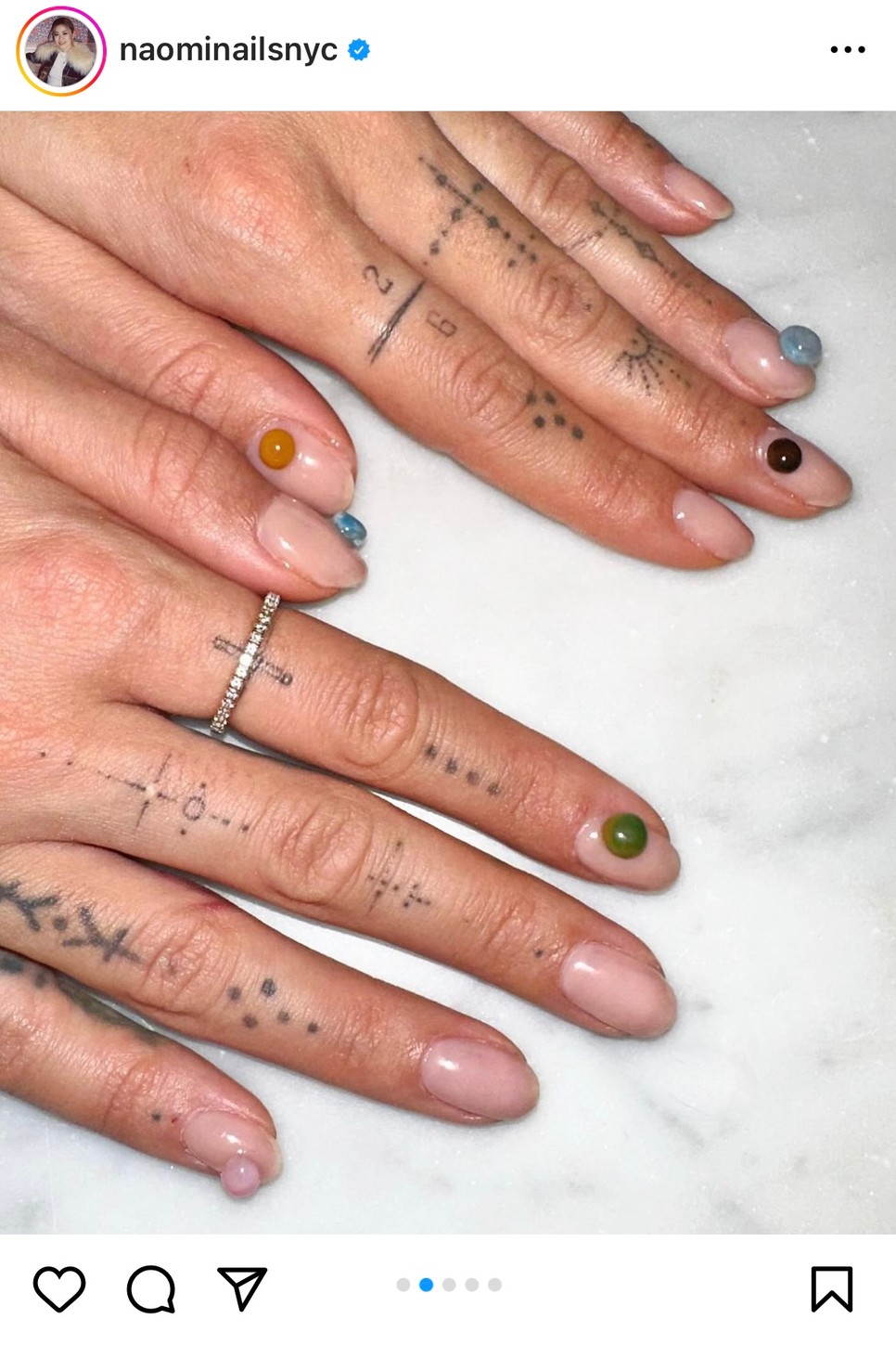 A vörösszőnyeges körmök egyik legegyedibb megjelenése