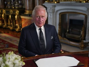 Károly király viaszszobra csokitortát kapott az arcába az aktivistáktól