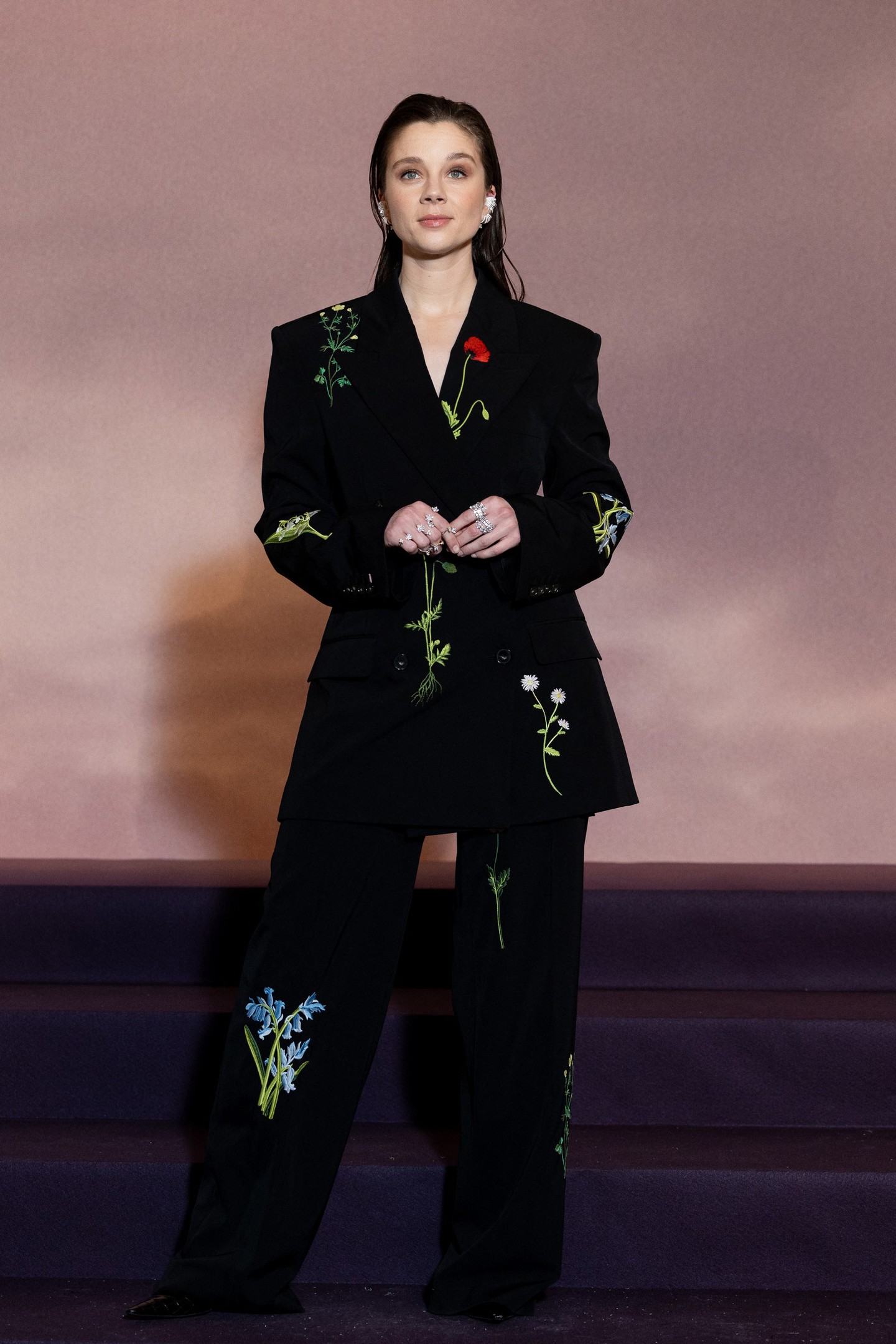 A Bridgerton legújabb, negyedik évadának párizsi premierjén ismét egy Stella McCartney nadrágkosztüm mellett tette le a voksát, amit virágminták díszítettek. (2026)