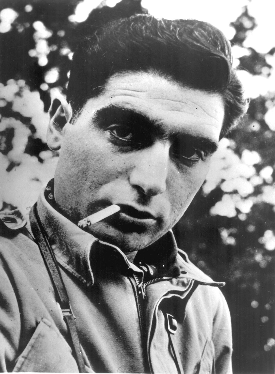 Robert Capa haditudósító, fotóriporter a huszadik század fotóművészetének meghatározó alakja volt