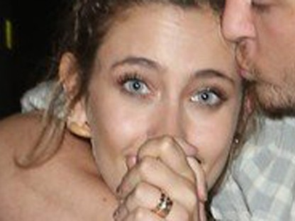 Hoppá! Ki ez a titokzatos hippifiú, aki Paris Jacksont csókolgatja?