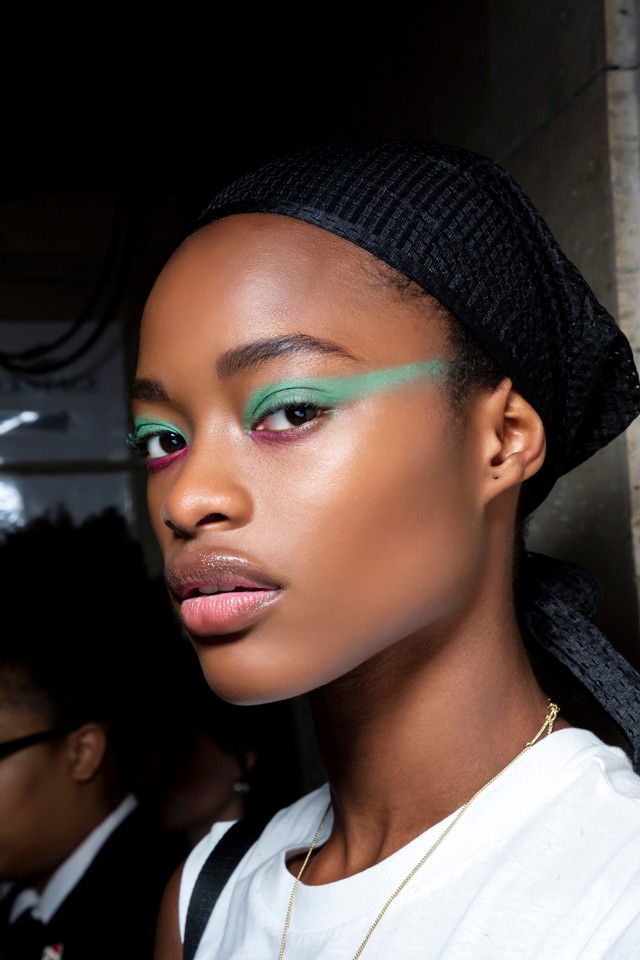 Hódít a szivárványsmink: íme a legtrendibb színkombinációk egyenesen a kifutóról