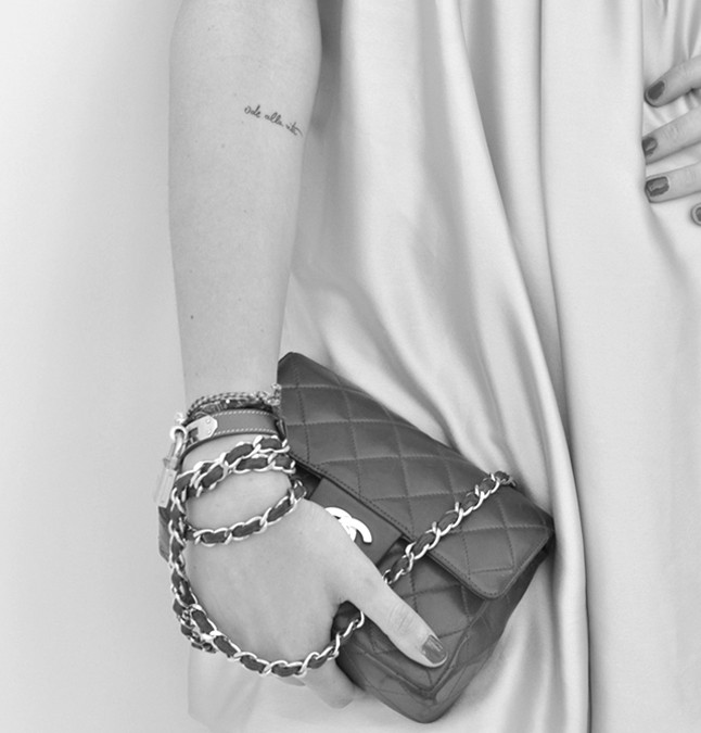 A harmadik, az ˝Ode alla vita˝ a jobb karján. Arra emlékezteti, hogy minden napot a legjobb napként éljen meg