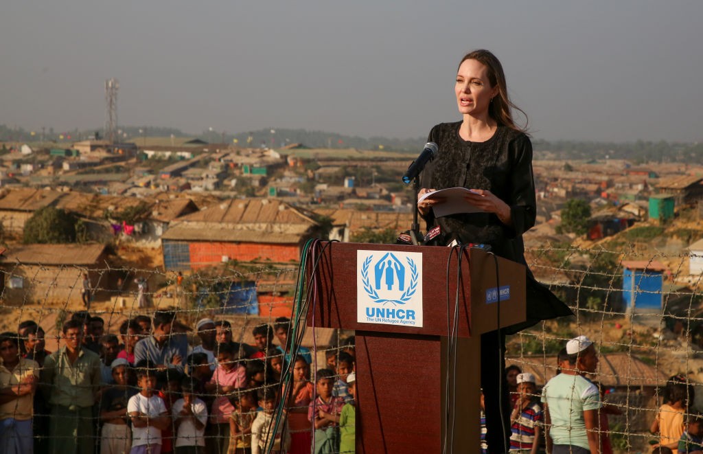 A 2019. február 5-én készült képen Angelina Jolie épp egy sajtótájékoztatón szólal fel, ahol a rohingya közösség helyzetére hívja fel a figyelmet Bangladesben, a Kutupalong menekülttáborban. Beszédében azonnali nemzetközi segítséget sürgetett, és kiemelte, hogy a menekültek méltóságának és alapvető jogainak védelme kulcsfontosságú. 