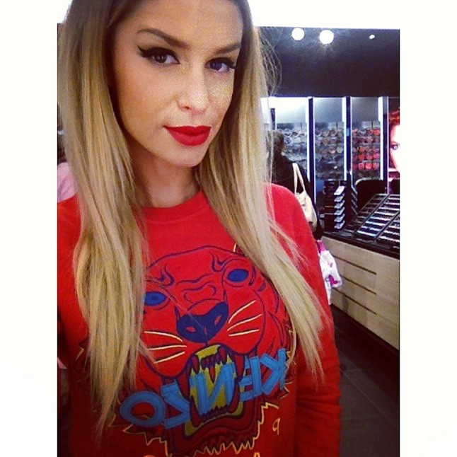 Matt piros ajkakkal és cicás vonallal