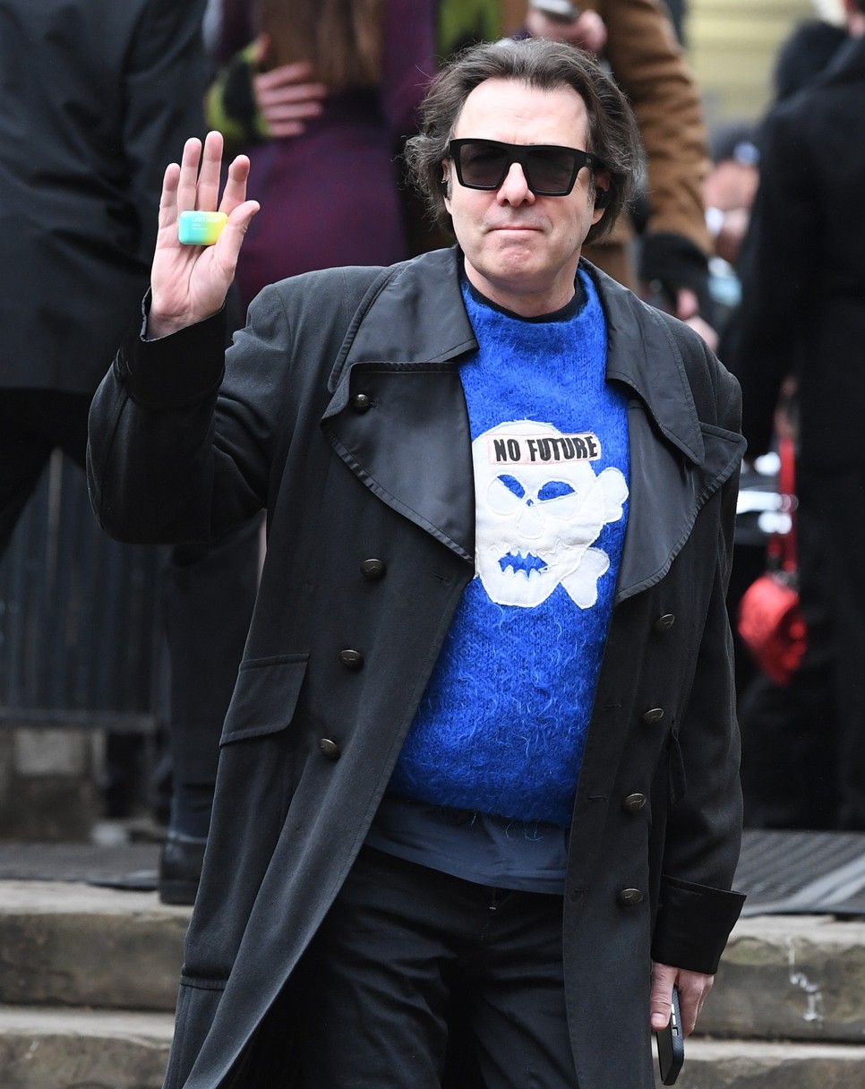 Jonathan Ross egy "No FUture" feliratú pulóverben, mely a Sex Pistols legendás számára és Westwood karrierjének kezdetére utal