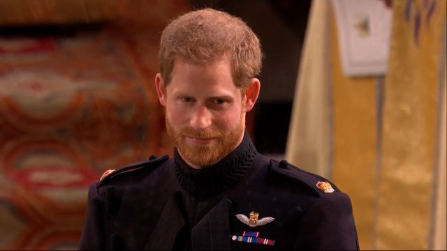 Harry herceg meglátja Meghant az oltárnál