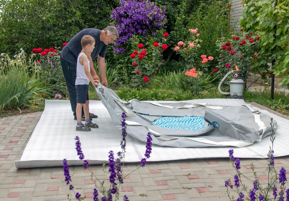 A legjobb nyári élmények a kertben kezdődnek – Praktiker medence épül, több generáció örömére