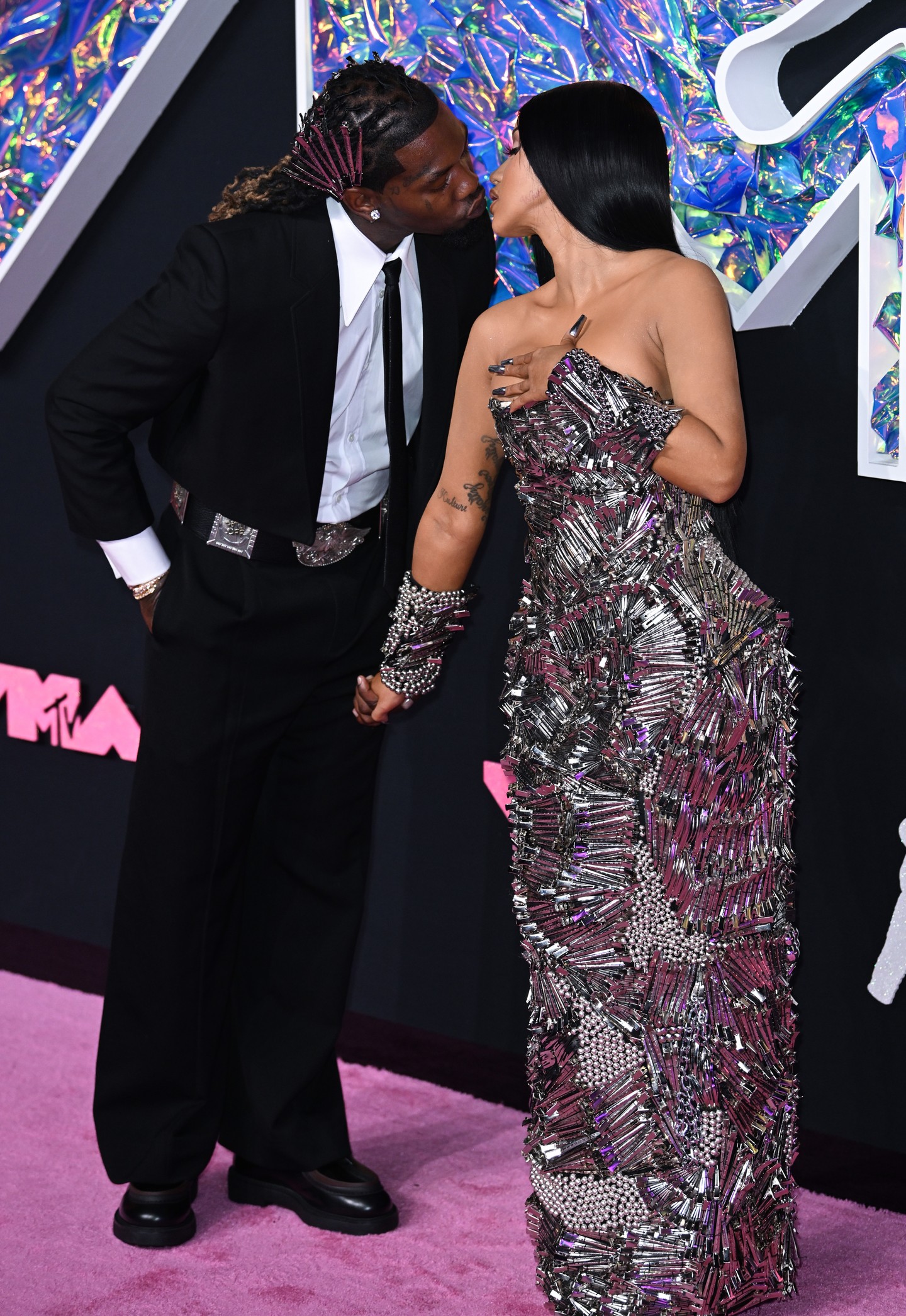 Cardi B Instagram oldalán osztotta meg, hogy szeptember 7-én világra jött Offsettel közös harmadik gyermeke, akivel időközben sajnos a házasságra zátonyra futott. A pici pár héttel azután érkezett, hogy kimondták a válást. Bár az újszülött nevét nem árulta el, Cardi B több kórházi fotót is közzétett, amelyeken karjaiban tartja a csecsemőt.