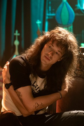 Eddie Munson karakterét a Stranger Things negyedik évadában kaptuk meg, és azzal a lendülettel el is vették tőlünk a monumentális fináléban. Pedig gyorsan beleégette magát a retinákba ez a felszabadító karakter, és ebben egészen biztosan nagy szerepet játszott vagány mullet frizurája is, ami - meglepetés - paróka volt. A sorozat készítői, a Duffer testvérek eredetileg azt szerették volna, ha Eddie karakterének fekete a haja, a frizurákért felelős Hindsgaul viszont hosszú órákat szánt arra, hogy megtalálja a színészhez, Joseph Quinnhez sokkal inkább passzoló árnyalatot. A finom rétegekből álló frizura végül különböző színekkel lett teljes, így a végeredmény nem véletlenül lett ennyire élethű.