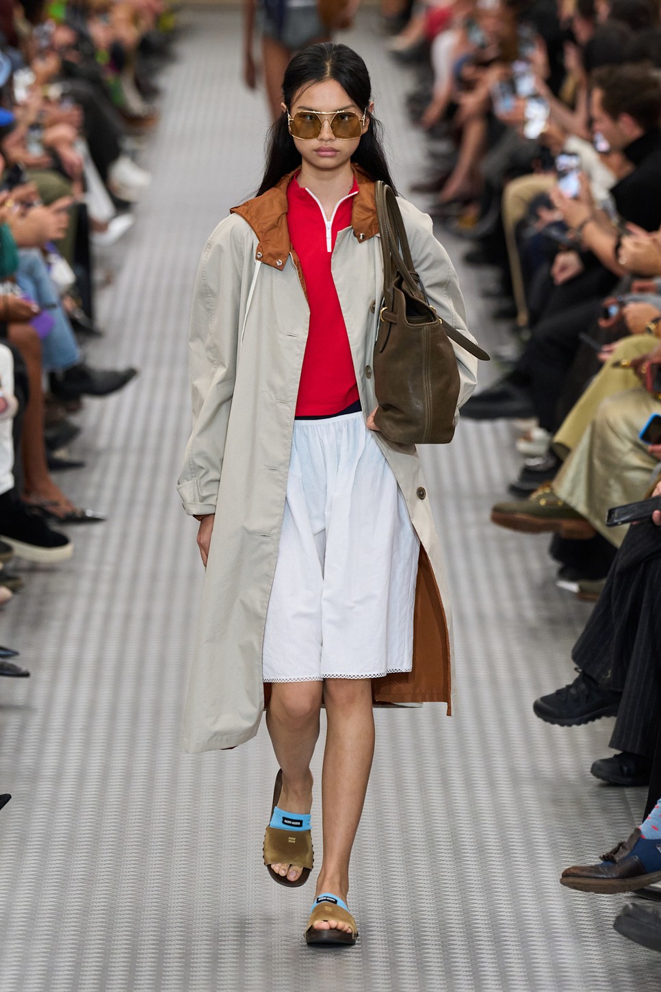 Retró aviátor napszemüveg a Miu Miu 2025-ös tavaszi-nyári kollekciójában