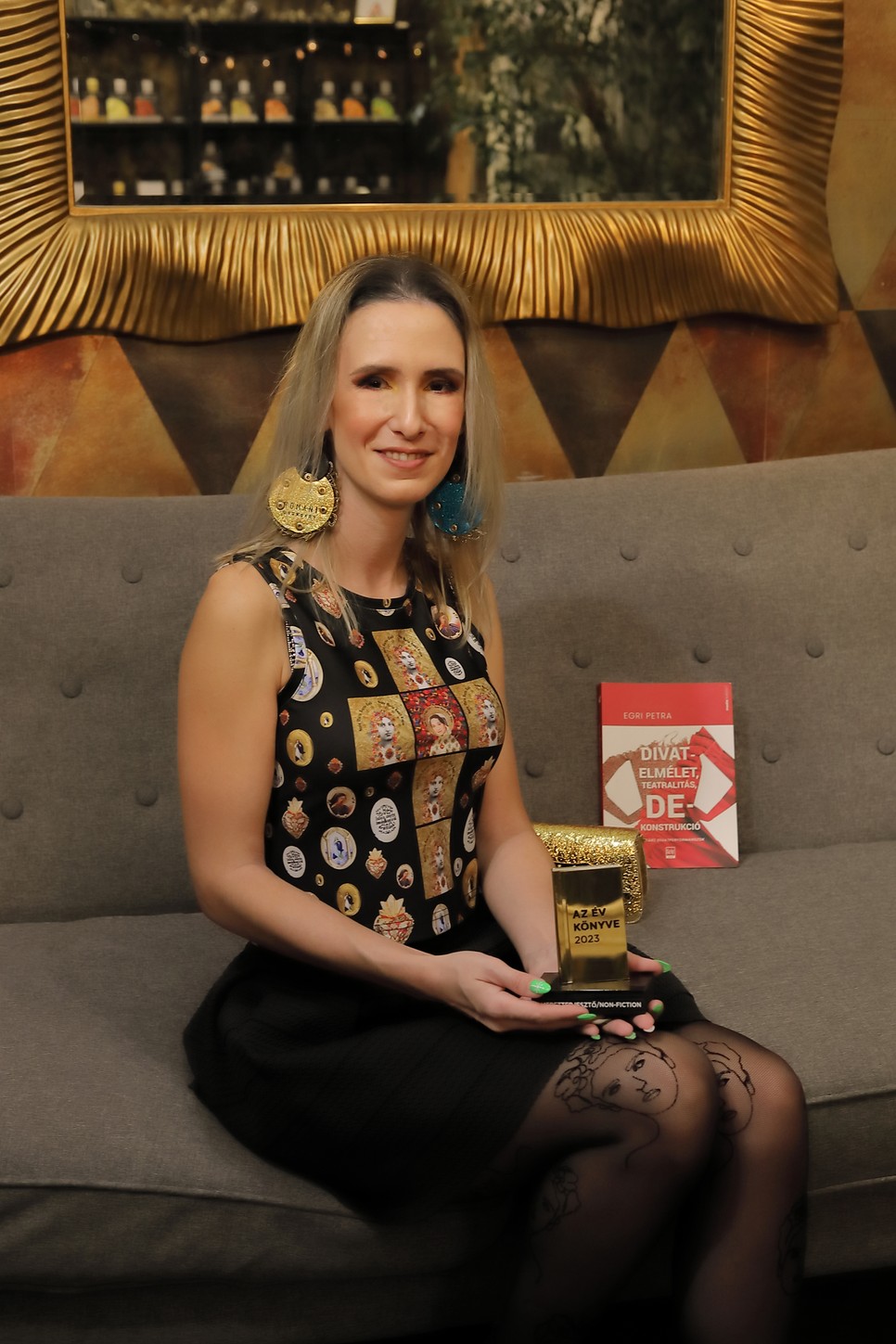 Egri Petra díjnyertes divatkönyvével Foró: Körtvélyesi László