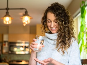 Ez történik a testedben a reggeli vitaminokkal, ha kávét is iszol: a szakértők fontos dologra figyelmeztetnek