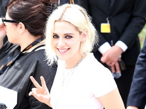 Kristen Stewart hófehérben, kézben hozza a tűsarkút