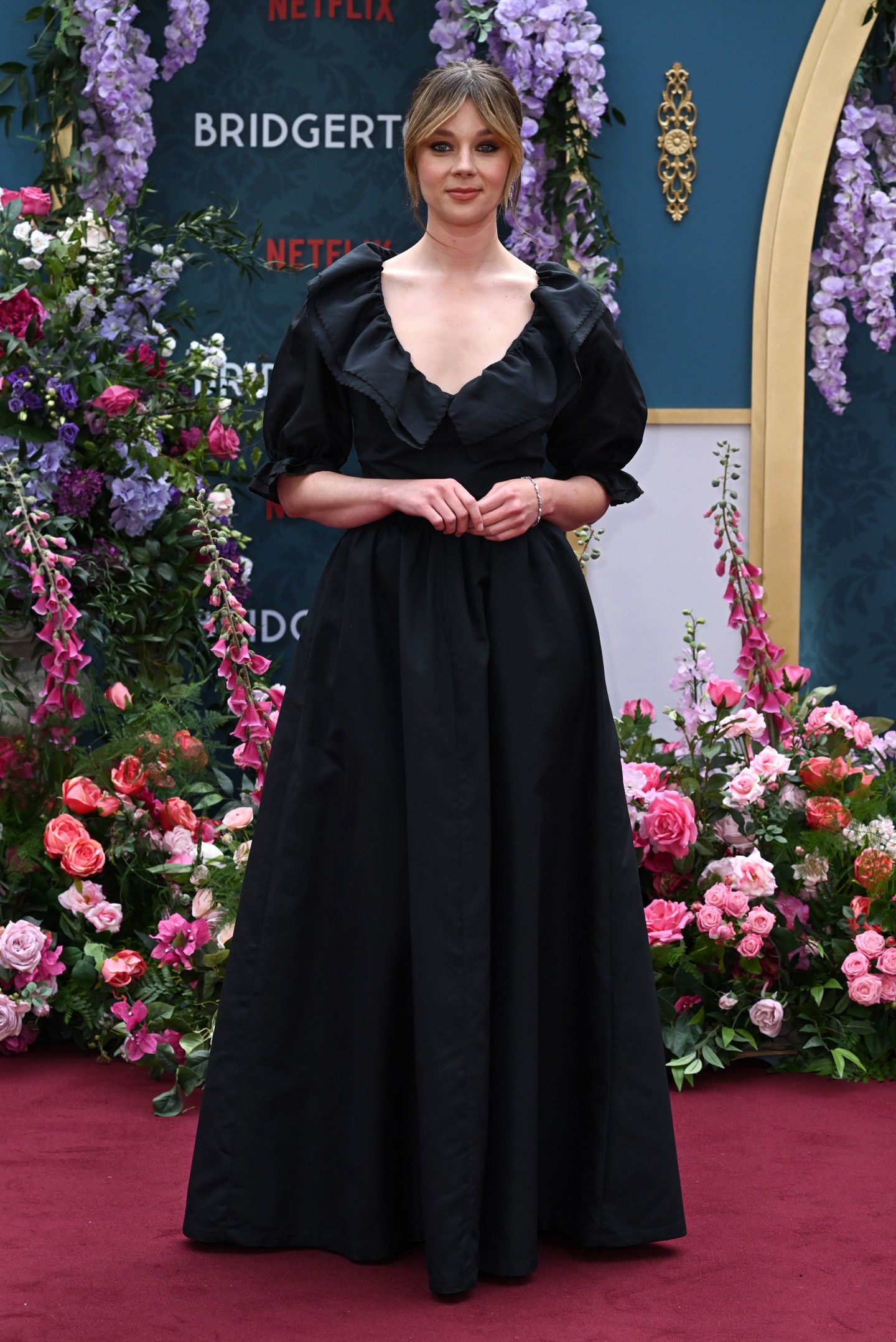 Ebben a fekete, földig érő, mélyen dekoltált kreációban éjkirálynőként tündökölt a vörös szőnyegen. (2024)