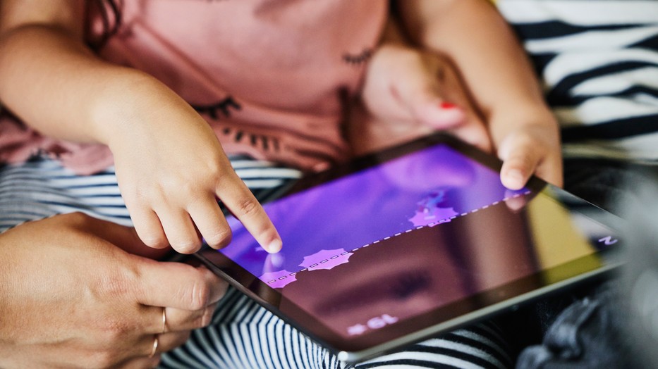 Telefon, internet, tablet, mesterséges intelligencia - soha nem volt még olyan nehéz gyereket nevelni, mint ezekben az időkben