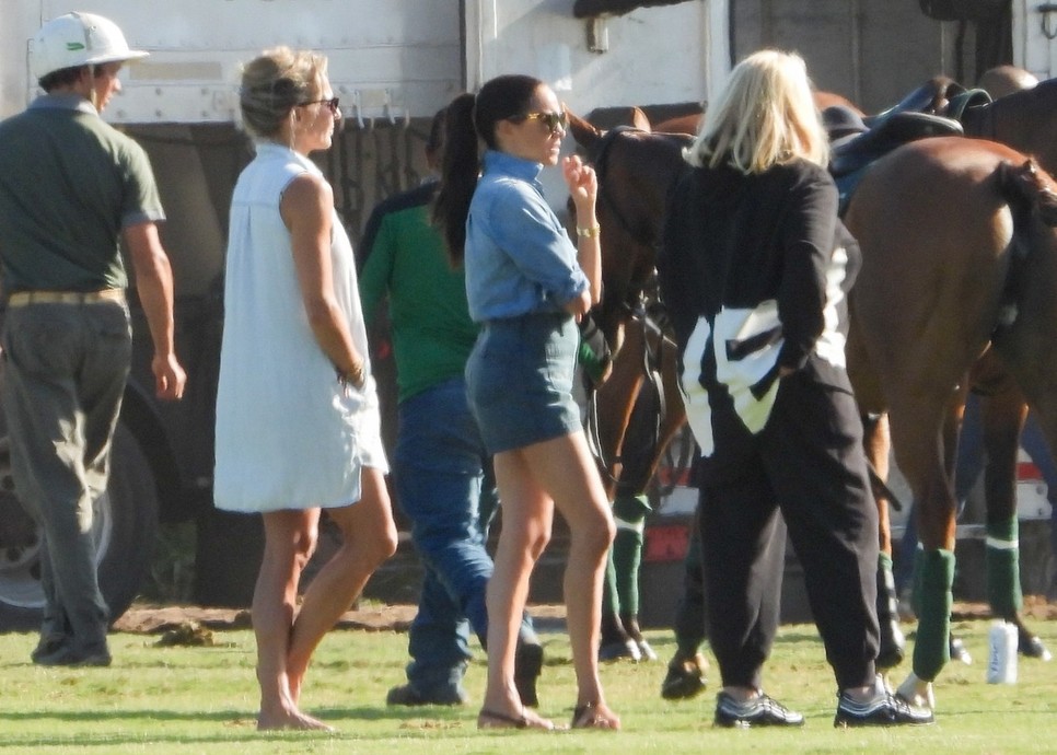 Meghan Markle két tökéletes nyári szettet, Harry herceg pedig pucér felsőtestet villantott a lovaspóló meccsen