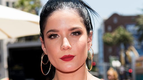 Halsey halloweeni kosztümje alig takar valamit