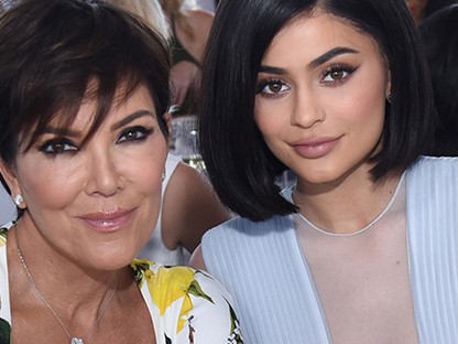 Kylie Jenner kiköpött mása Kris Jennernek ezen a fotón