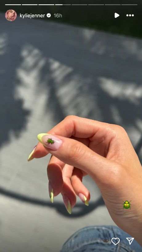 Kyle Jenner bogaras körmökkel hódít