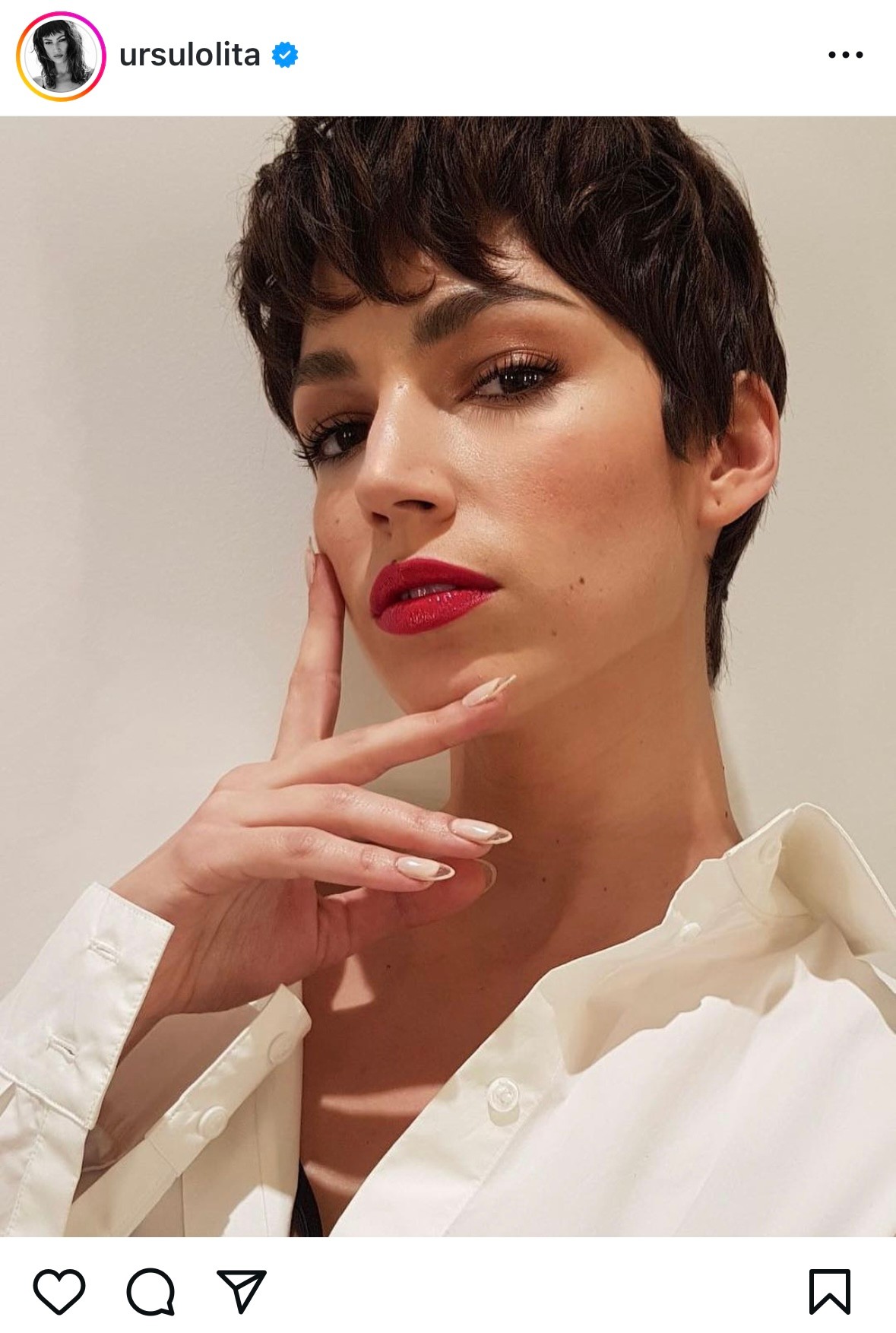 Válaszd a dús változatot alkalmakra, piros rúzzsal kombinálva! 