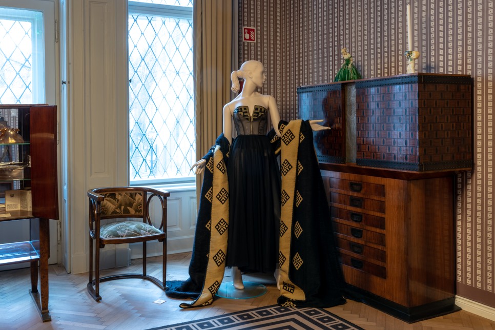 Az osztrák szecessziót bemutató teremben egy gyönyörű, a már jól ismert Katti Zoób logóval díszített kasmír stóla is látható 