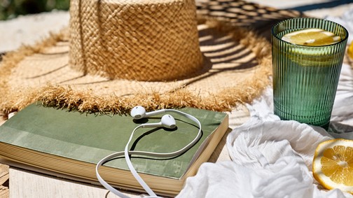 Szentesitől Vámosig: 6 zseniális magyar könyv, amit érdemes 2024-ben magaddal vinned a nyaralásra