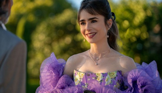 Versengő, hivalkodó, és semmi köze a francia divathoz - Az Emily Párizsban egy divatszakértő szemével