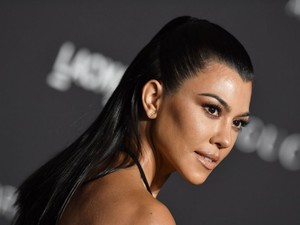 Kourtney Kardashian merész szettben mutatta meg a kerekedő pocakját