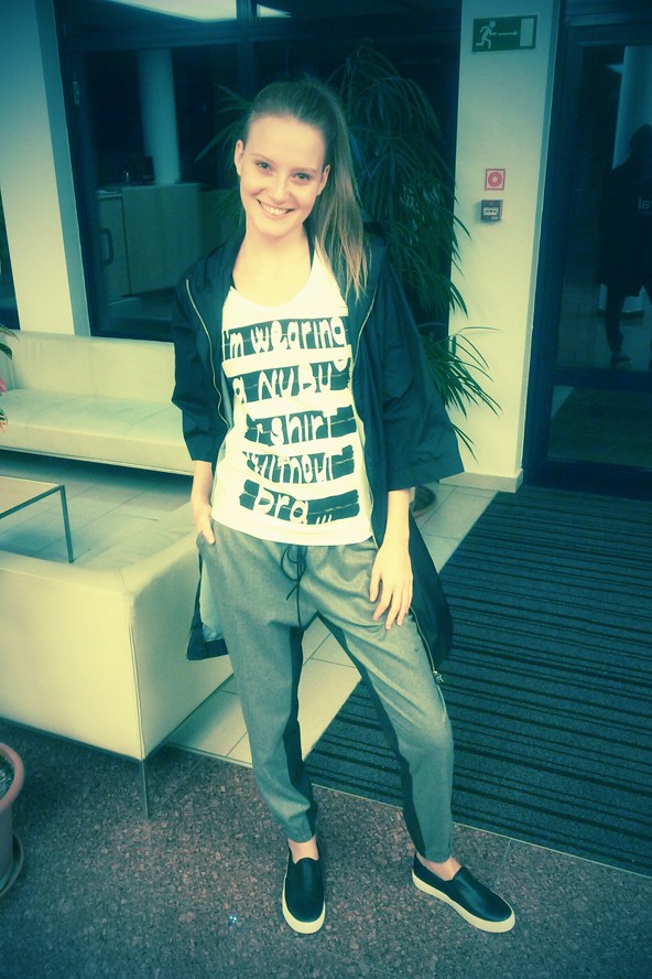 Hétköznapi laza szettben a modell