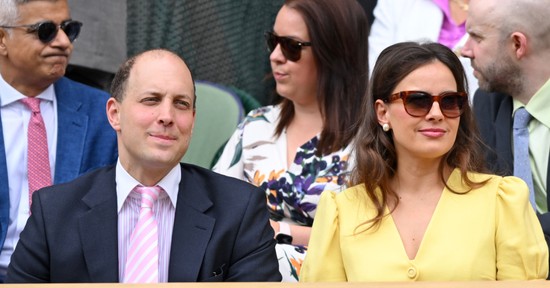 Mintha Vilmos herceget és Katalin hercegnét látnánk: Károly király másodunokatestvére és felesége félelmetesen hasonlítanak a hercegi párra