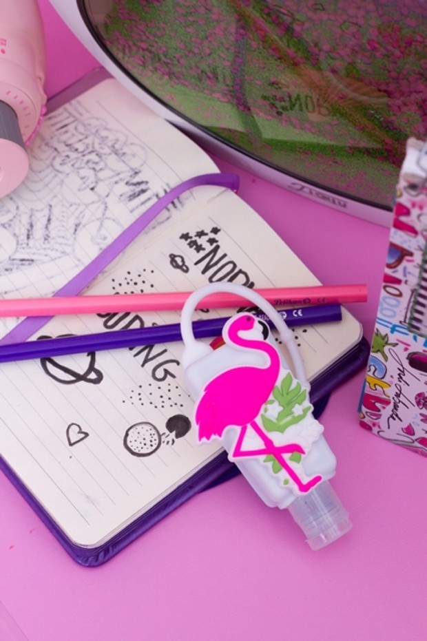 A legújabb fertőtlenítő zselé nem csak tisztít, de a kedvenc táskadíszeddé is válhat