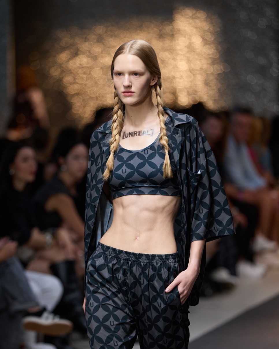 Az [UNREAL] egyedi dizájnja a társadalmi szimbólumok és az utcai divat elemeit ötvözi