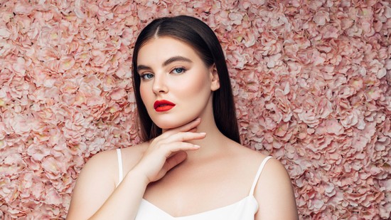 Visszatérhetnek a kilencvenes évek, de a mesterséges intelligencia is egyre nagyobb szerepet kap majd - szakértő mesél az idei év sminktrendjeiről