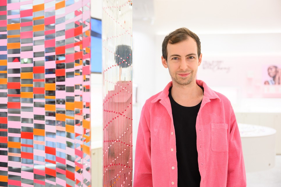 A BE LOVE totemet Ábel Tamás képzőművész alkotta meg a Pandora kampány keretein belül