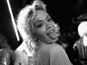 Igen, Rita Ora melltartó nélkül is megmutatta AZT a ruhát