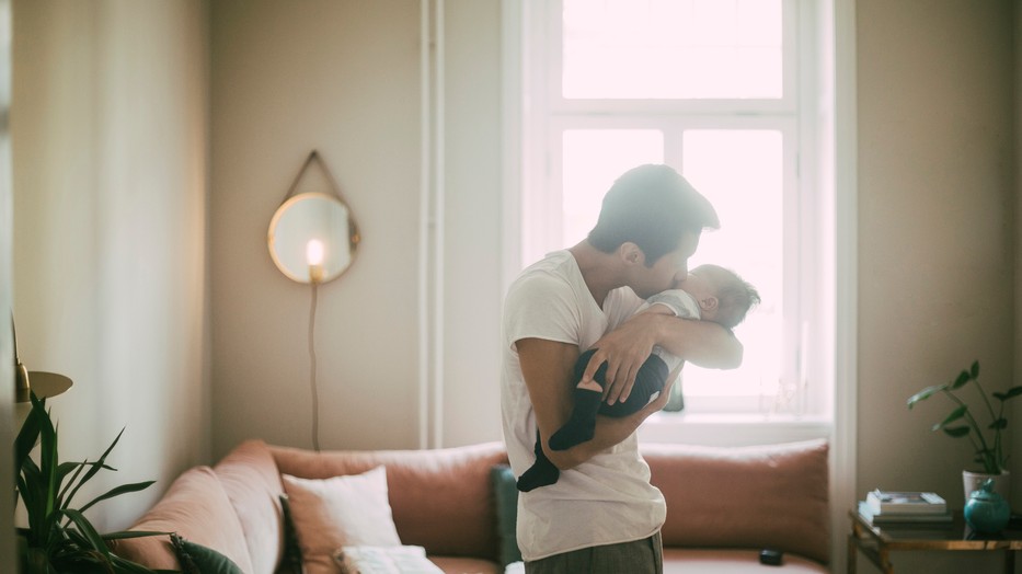 Időnként neki is sikerülhet elaltani a kicsit, ez nekünk egy kis pihenést, az apának viszont sikerélményt, a kötődés elmélyülését jelenti. Adj teret!